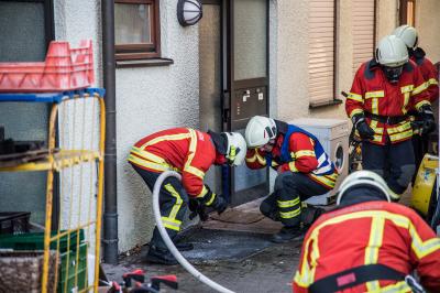 Schwaikheim: Reifen in einem Lichtschacht entzuenden sich und sorgen fuer Feuerwehreinsatz